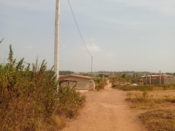 Vente d'un terrain de 400 m² à Daloa Kennedy Extension pour 1.800.000 FCFA, avec accès à l'eau et à l'électricité.