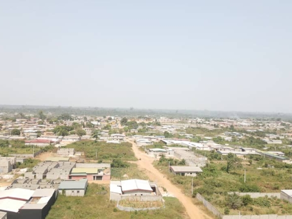 Vente d'un terrain de 550 m² à Daloa GOGOGUHE EXTENSION, en bordure de grande voie, avec accès à l'eau et à l'électricité.