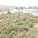 Terrain à vendre à GOGOGUHE EXTENSION, Daloa – 550 m² en bordure de la route d’Abidjan, avec accès direct à l’eau et à l’électricité, parfait pour vos projets immobiliers