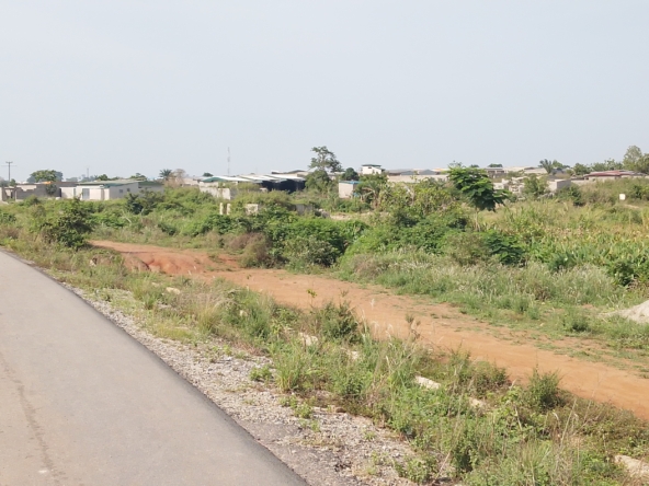 Terrain approuvé de 590 m² à vendre à Daloa Balouzon, idéal pour votre projet de construction.